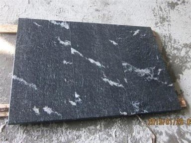 Črno-bele granitne talne ploščice