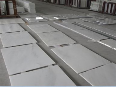 Čisti beli marmorni kamen