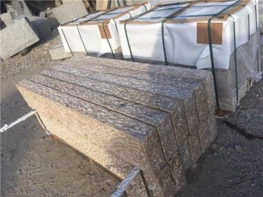 Kamniti zid s palisado