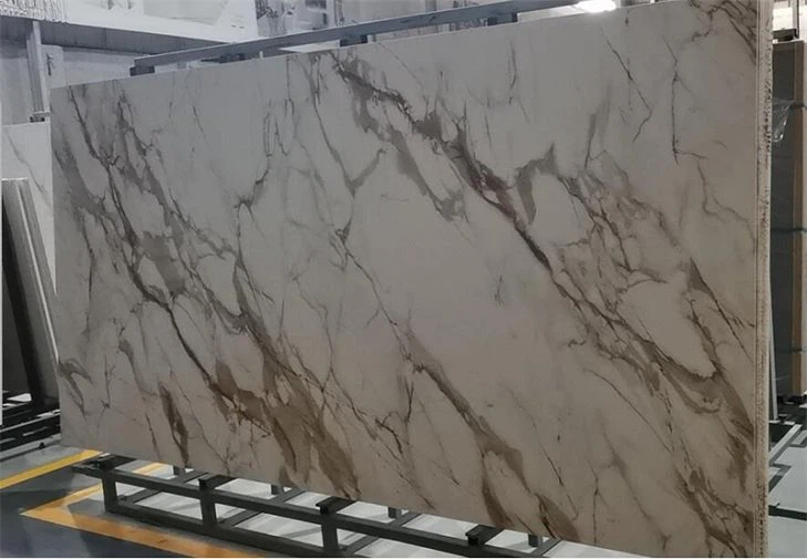 Zlata porcelanasta plošča Calacatta