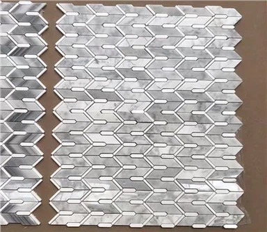 Siva in bela mozaična ploščica