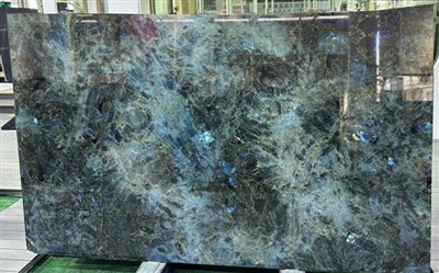 Labradorit lemurijski granit