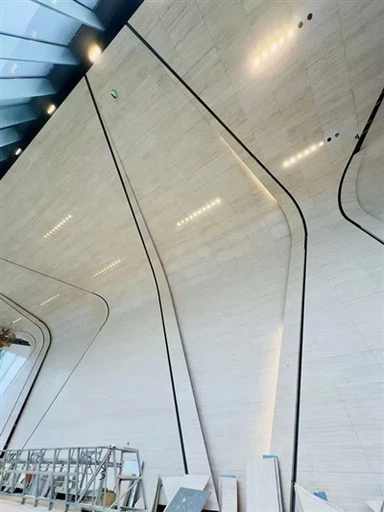 Obloga s travertin kamnitimi stenami