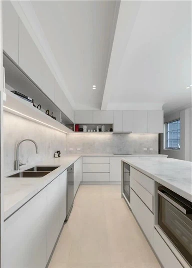 Beli betonski kremenčev pult